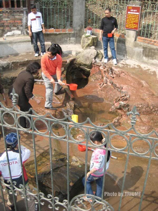 Mọi người thi nhau múc nước giếng thiêng Mọi người thi nhau múc nước giếng thiêng